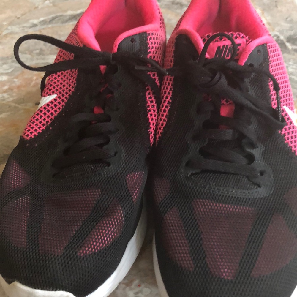 Nike size 9 pink/black cross trainers